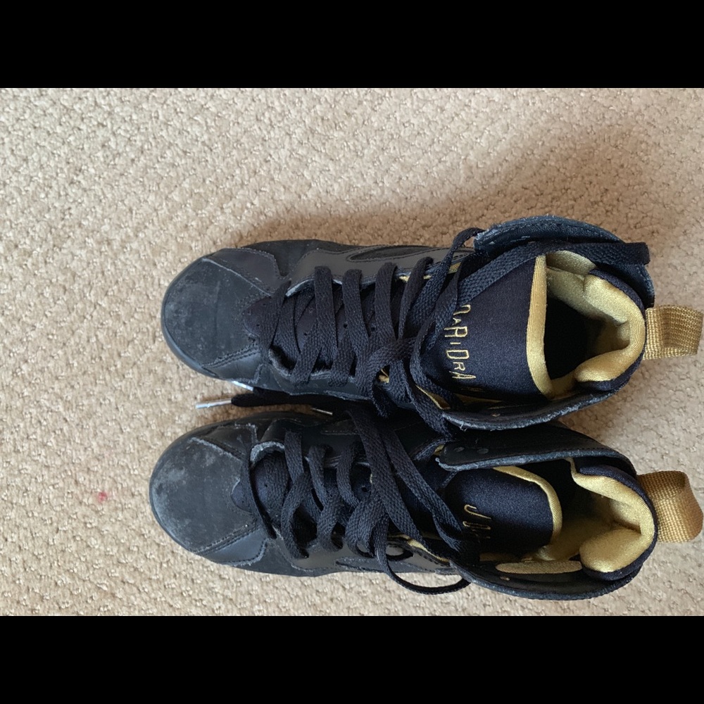 Jordan 7s blk and gold size 4